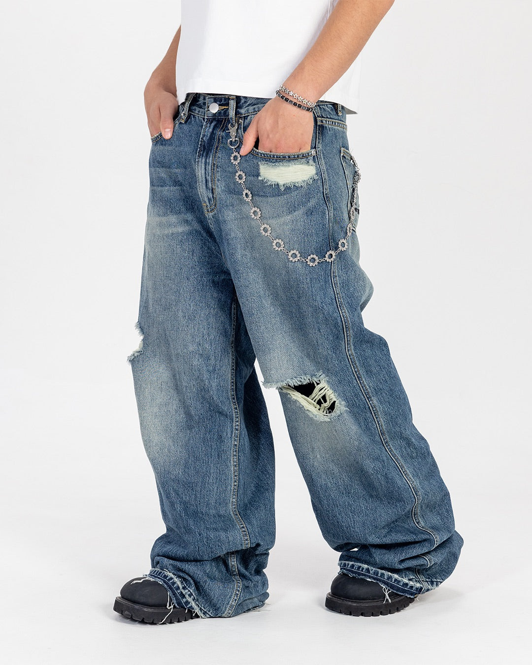 STAR DISTRESSED DENIM
